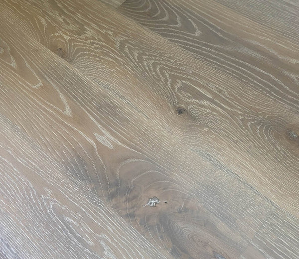This flooring, made from white oak, was treated with Precolor Easy "Urban Grey" before being finished and protected with Oil Plus 2C "White".
