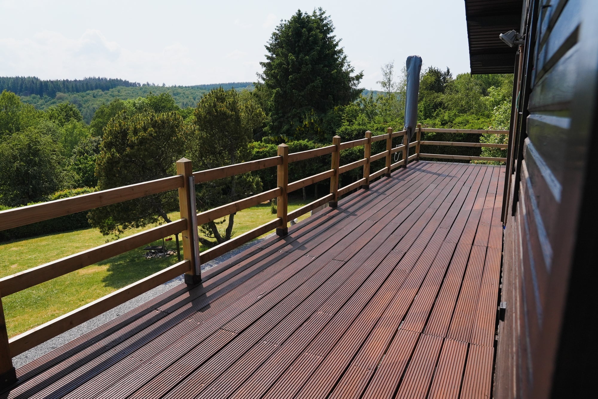 DuroGrit was used to colour and protect this wood deck in one single coat. It gave it tough mechanical resistance and strong UV protection in just one application!
