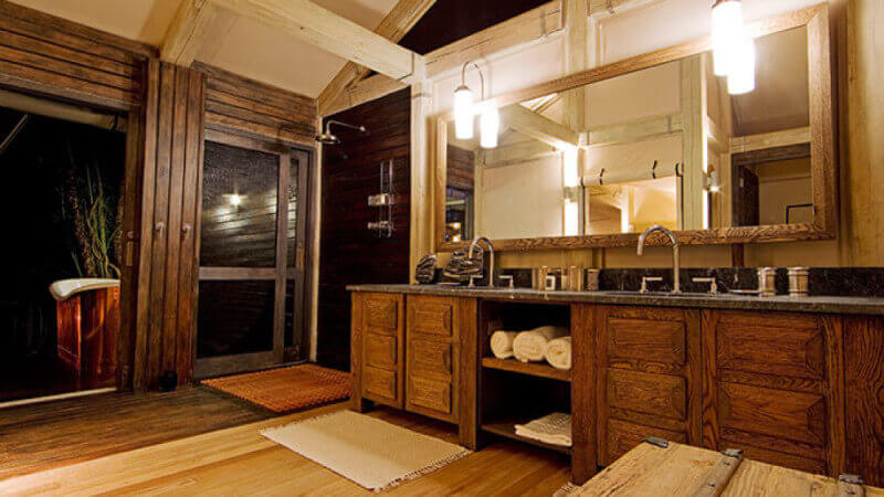 Oak wood accents in camp bathroom finished with Rubio Monocoat.