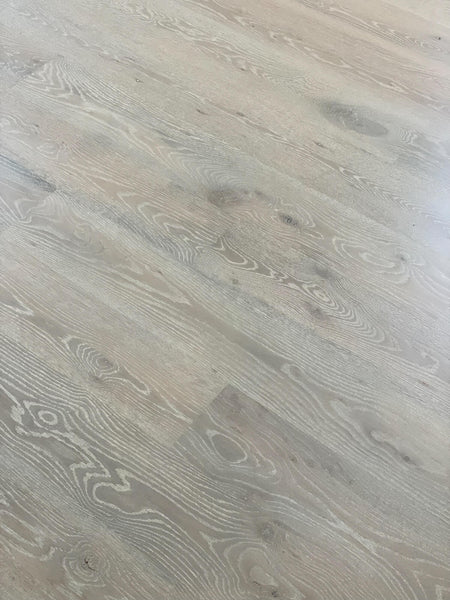 White oak finished with a cerused effect with Precolor Easy "Urban Grey" and Oil Plus 2C "White".