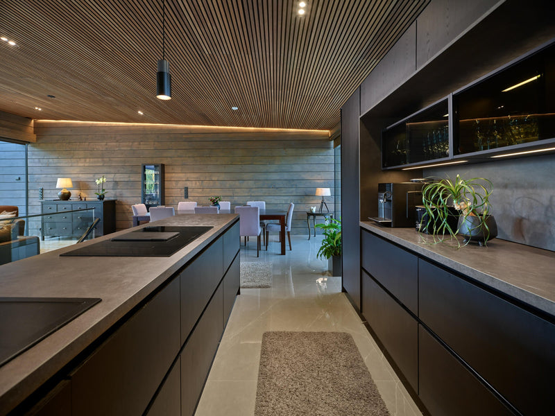A kitchen in a modern log-style home with spruce cladding treated with Precolor Easy and Oil Plus 2C.