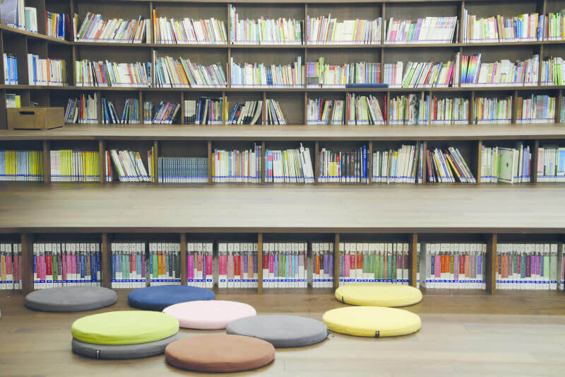 An elementary school with toy safe wood finish on the books shelves.