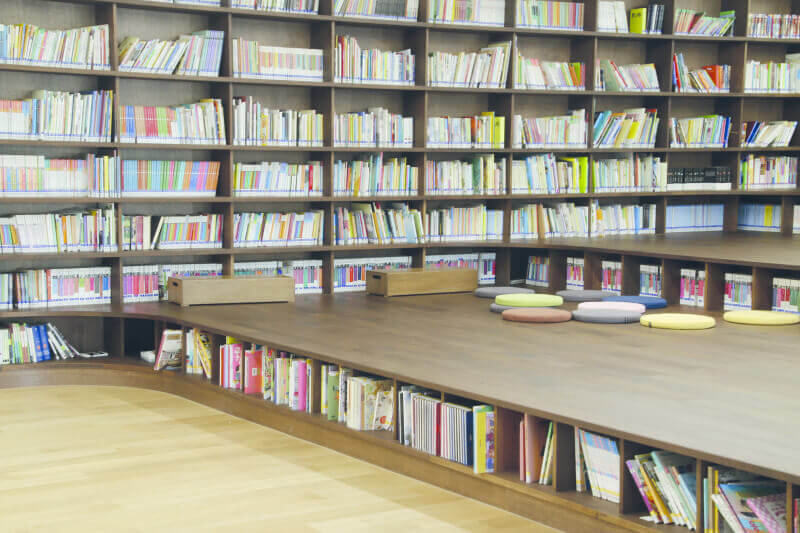 An elementary school with toy safe wood finish on the books shelves.